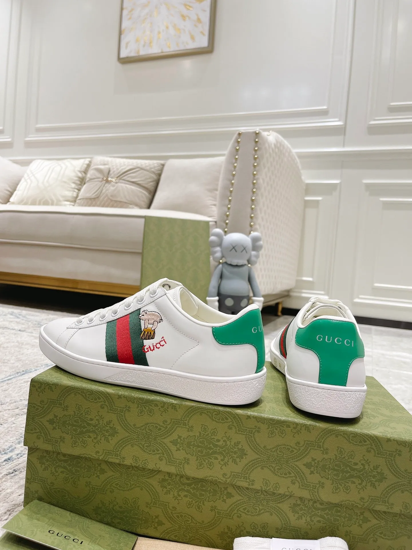👟👟Ex-factory price 440👟👟 Women's shoe factory GUCCi's latest anti-counterfeiting line classic sports lace-up white shoes for couples ☝︎57 layouts of the whole series are shipped with high quality★ Color matching is being updated continuously... 🔥Look for our upgraded version quality, original mold opening ✔️Original last shape ✔ Everything is authentic from the inside out🥊 🍬Material: 🔸The upper is made of Italian cowhide imported from the original factory. The comfort and softness are higher than ordinary cowhide from domestic factories. ➕Full cowhide lining and foot pads. The lining adopts the same lasting method as the original. The midsole is also printed with double G and the insole is also original molded. 3D craftsmanship❗���Different from ordinary products in the market❗️➕The outsole adopts the original high-density one-to-one sole➕⚠️The snakeskin tail is consistent with the authentic color, and the real snakeskin is a small piece➕🗯The embroidered patches are also authentic. After disassembly, each color comparison is accurate before shipment‼ ️ Shoe size: Female 35-40 Male 39-44
